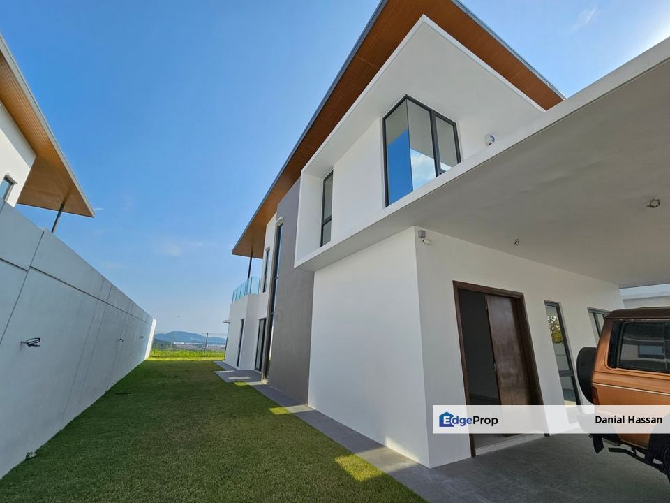 Huge Land Freehold 2 Storey Semi-Detached House Ervina Ara Sendayan Seremban, Negeri Sembilan, Seremban