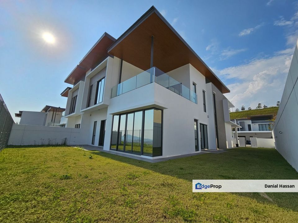 Huge Land Freehold 2 Storey Semi-Detached House Ervina Ara Sendayan Seremban, Negeri Sembilan, Seremban