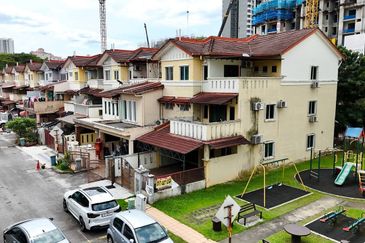 Freehold End Lot 3 Storey Villa Terrace House Bukit Jalil Kuala Lumpur