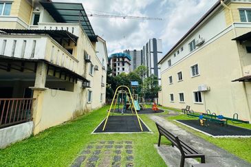 Freehold End Lot 3 Storey Villa Terrace House Bukit Jalil Kuala Lumpur