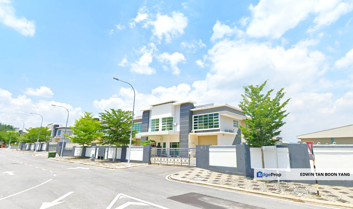 Gated 1.5 sty Semi D Factory office in Hitech 7 industrial freehold, Selangor, Semenyih