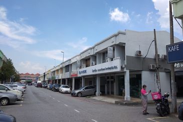 Bandar Puteri 5 Puchong @ 1.5 storey Shoplot (With Tenant)