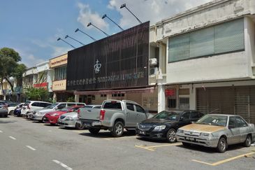Bandar Puteri 5 Puchong @ 1.5 storey Shoplot (With Tenant)