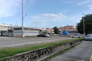 Ground floor shop near LRT station, Bandar Puteri 5 Puchong