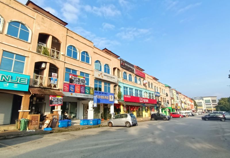Ground floor shop near LRT station, Bandar Puteri 5 Puchong