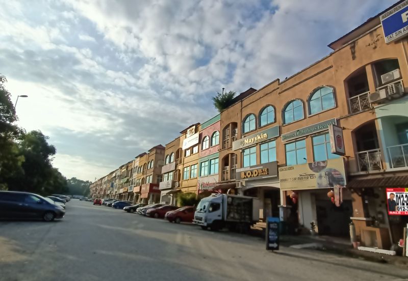 Ground floor shop near LRT station, Bandar Puteri 5 Puchong