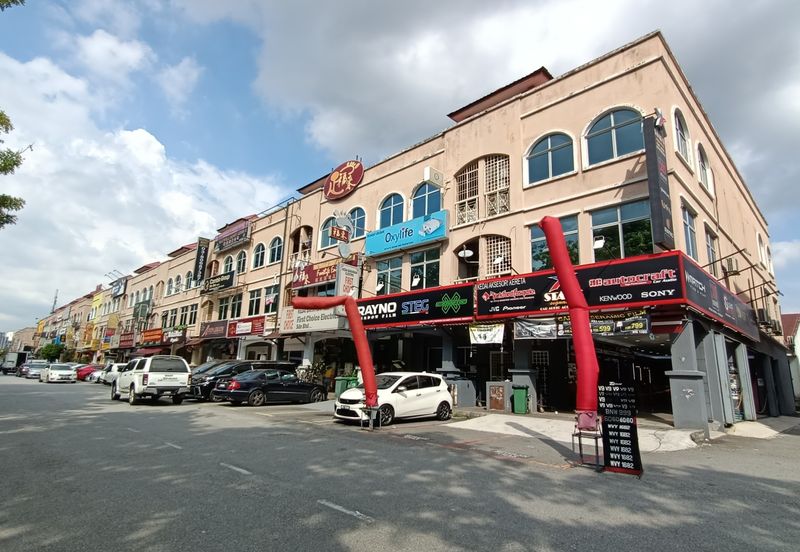 Ground floor shop near LRT station, Bandar Puteri 5 Puchong