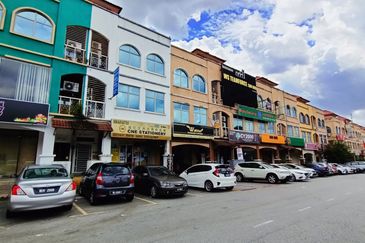 Ground floor shop near LRT station, Bandar Puteri 5 Puchong