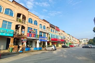 Bandar Puteri 5 Puchong @ 3 storey Shoplot (With Tenant)