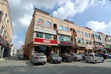 Bandar Puteri 5 Puchong @ 3 storey Shoplot (With Tenant)