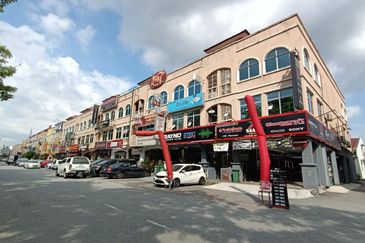 Bandar Puteri 5 Puchong @ 3 storey Shoplot (With Tenant)