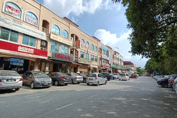 Bandar Puteri 5 Puchong @ 3 storey Shoplot (With Tenant)