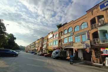 Bandar Puteri 5 Puchong @ 3 storey Shoplot (With Tenant)