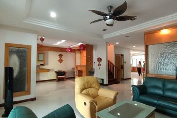 Bandar Puteri 8 - 2 Storey Semi-Detached House Corner large land