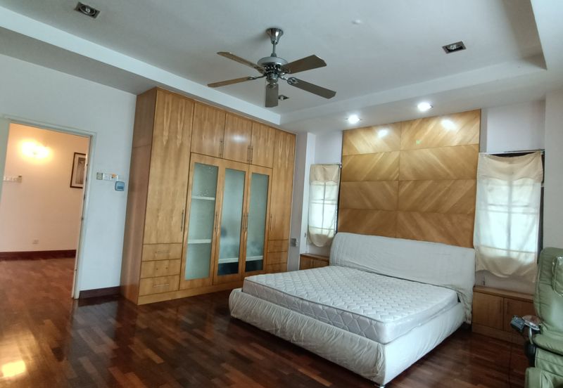 Bandar Puteri 8 - 2 Storey Semi-Detached House Corner large land