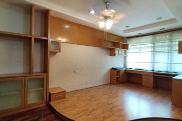 Bandar Puteri 8 - 2 Storey Semi-Detached House Corner large land