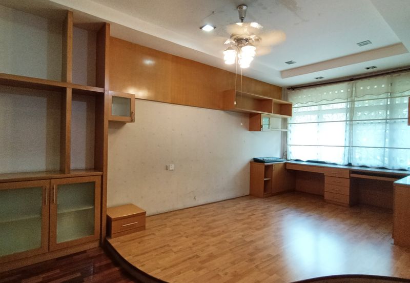 Bandar Puteri 8 - 2 Storey Semi-Detached House Corner large land