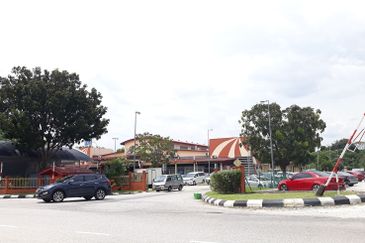 Ground floor shop near LRT station, Bandar Puteri 5 Puchong