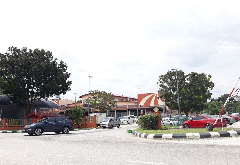 Ground floor shop near LRT station, Bandar Puteri 5 Puchong