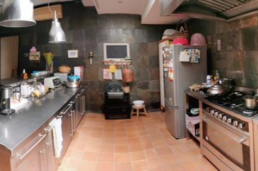 1.5-Storey Semi-Detached Home for Sale – Tanjung Bungah (Freehold) 