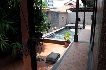 1.5-Storey Semi-Detached Home for Sale – Tanjung Bungah (Freehold) 