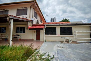 Tanjung Bungah Double-Storey Semi-Detached | 5R 2B | 4,000 sqft Land 
