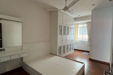 Corner 3-Storey Terrace @ Hill View Garden