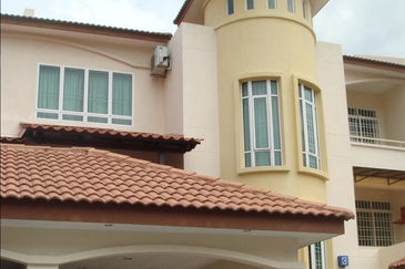 Corner 3-Storey Terrace @ Hill View Garden