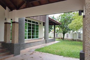 MUST BUY JESSELTON BUNGALOW