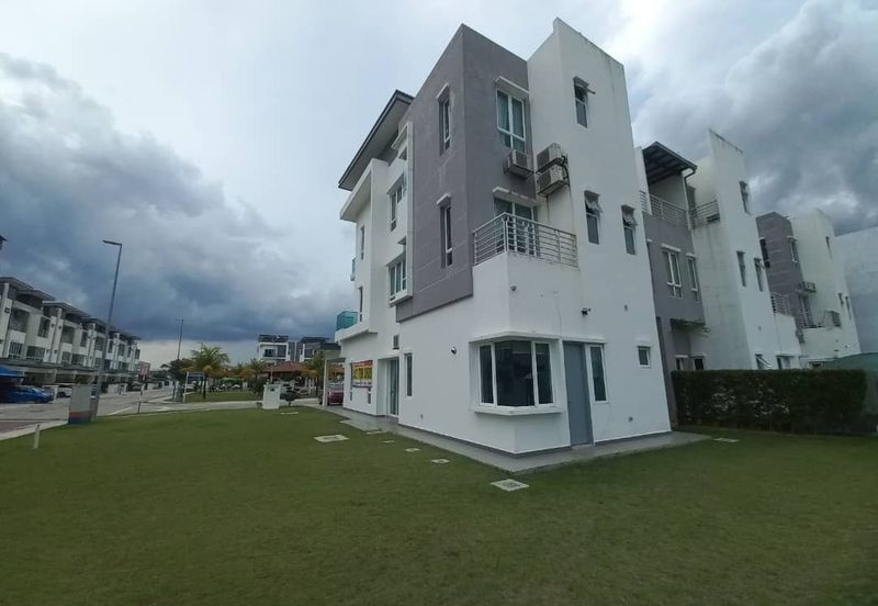 3 Storey Corner House with Lift @ Laman Vista Alam