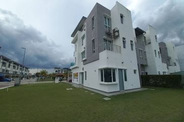 3 Storey Corner House with Lift @ Laman Vista Alam