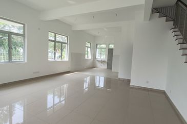 Double Storey End lot for sale at Bandar Bayuemas 