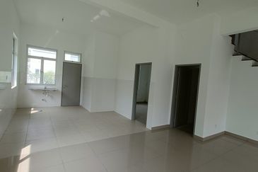 Double Storey End lot for sale at Bandar Bayuemas 