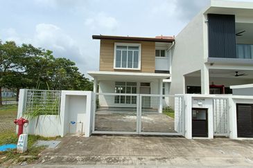 Double Storey End lot for sale at Bandar Bayuemas 