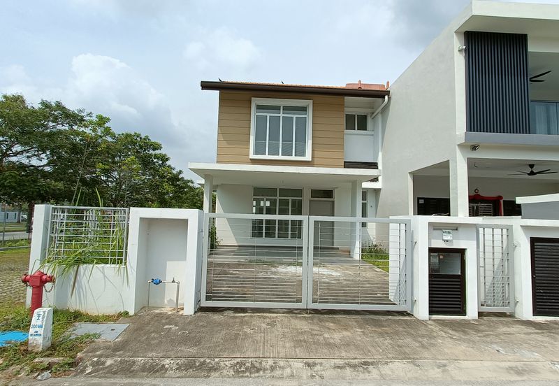 Double Storey End lot for sale at Bandar Bayuemas 