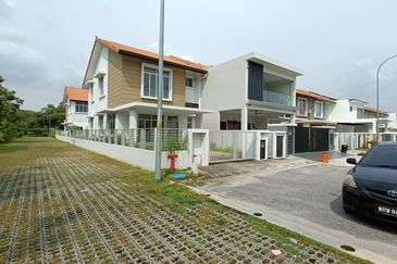 Double Storey End lot for sale at Bandar Bayuemas 