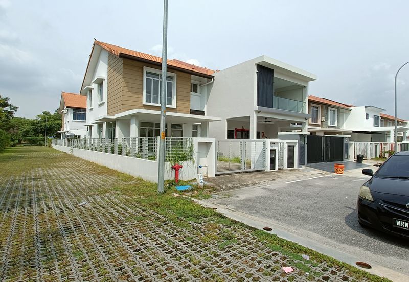 Double Storey End lot for sale at Bandar Bayuemas 