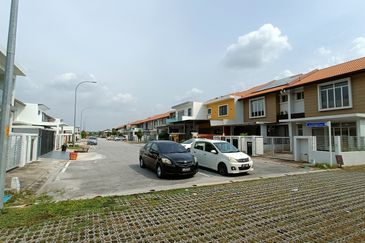 Double Storey End lot for sale at Bandar Bayuemas 