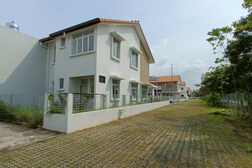 Double Storey End lot for sale at Bandar Bayuemas 