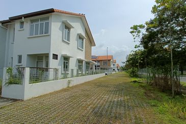 Double Storey End lot for sale at Bandar Bayuemas 