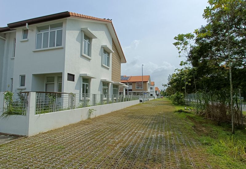 Double Storey End lot for sale at Bandar Bayuemas 