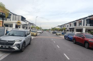 Double Storey house for sale Robin Rimbayu Telok Panglima Garang 