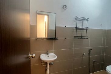 Double Storey Conner Lot for sale at Taman Sri andalas klang