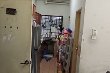 Lily Apartment, Taman Saujana Utama