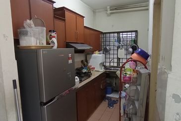 Lily Apartment, Taman Saujana Utama