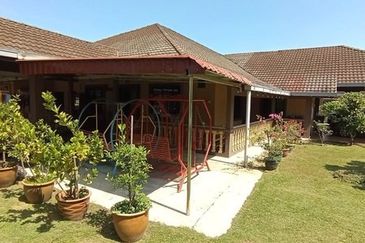 RENOVATED EXTENDED CORNER LOT Banglo Taman Desa Kelisa Ulu Yam Selangor