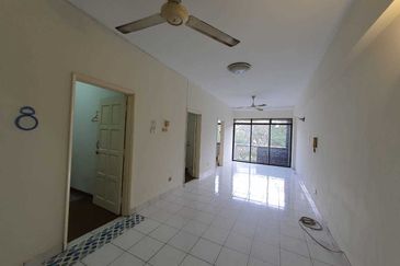 Turf View Apartment (Mutiara Serdang)