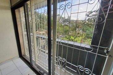 Turf View Apartment (Mutiara Serdang)