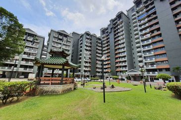 Turf View Apartment (Mutiara Serdang)
