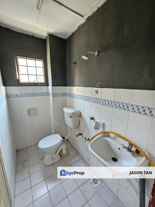 Taman Putra Permai Double Storey House [ 22x70 5ROOM SPACIOUS LAYOUT GATEDGUARDED ], Selangor, Seri Kembangan